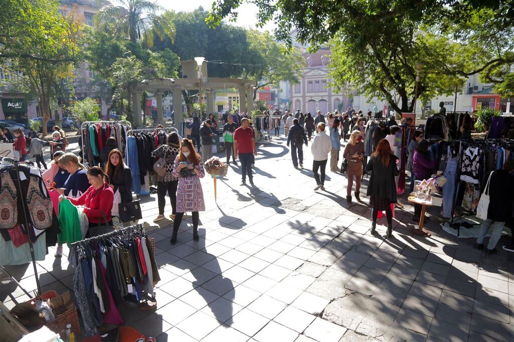 Encontro de brechós reúne público na Praça Saldanha Marinho