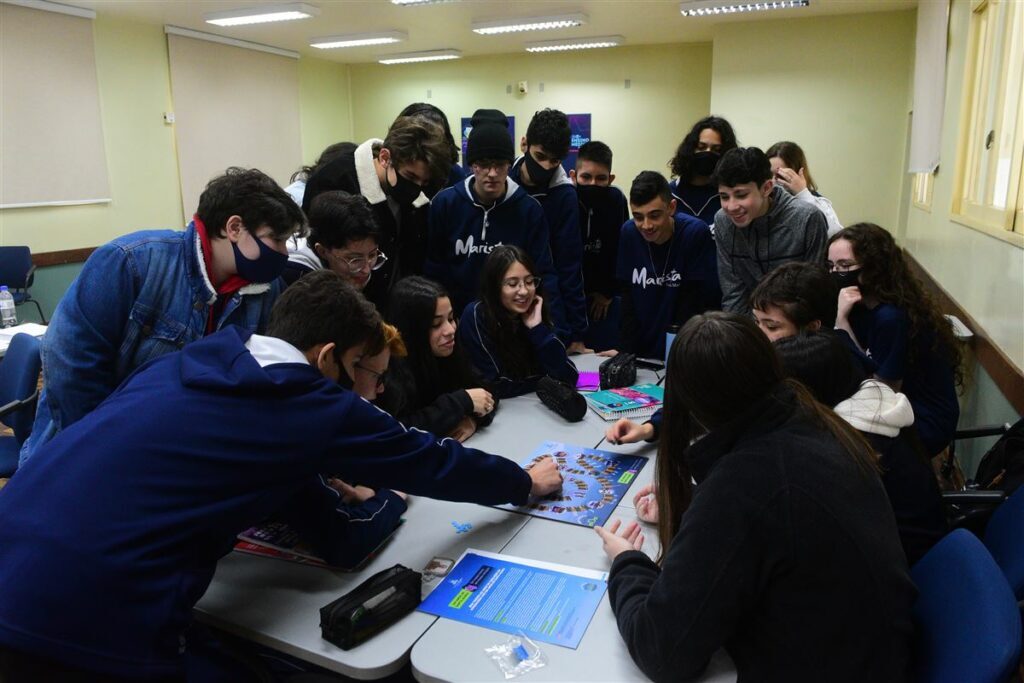 Estudantes criam jogo de tabuleiro em homenagem a Santa Maria