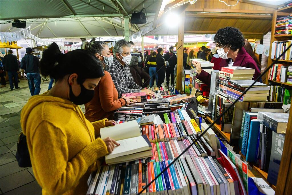 Com quase 30 mil títulos comercializados, Feira do Livro supera as vendas do ano passado 