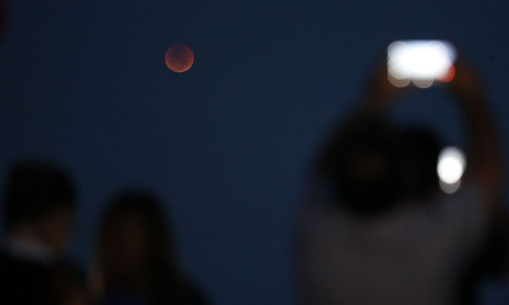 Fernando Frazão/Agência Brasil - Grupos de visitantes e estudiosos se reúnem no Forte de Copacabana para observar o eclipse total da lua, em que o astro ganha tons avermelhados, conhecido como Lua de Sangue.