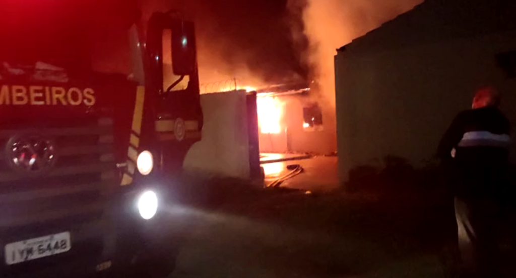 Vídeo: incêndio provoca perda total em residência no Bairro Pinheiro Machado