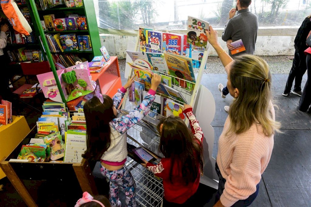 Confira a programação da Feira do Livro desta sexta-feira