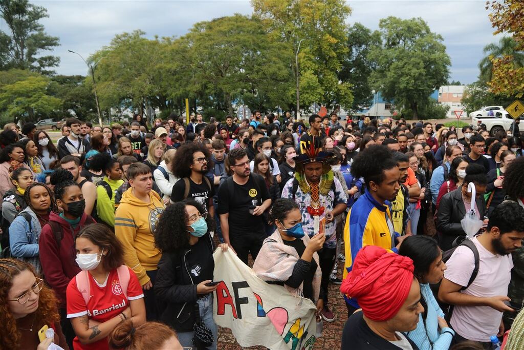 Estudantes fazem ato antirracista na UFSM, após publicação de estudante