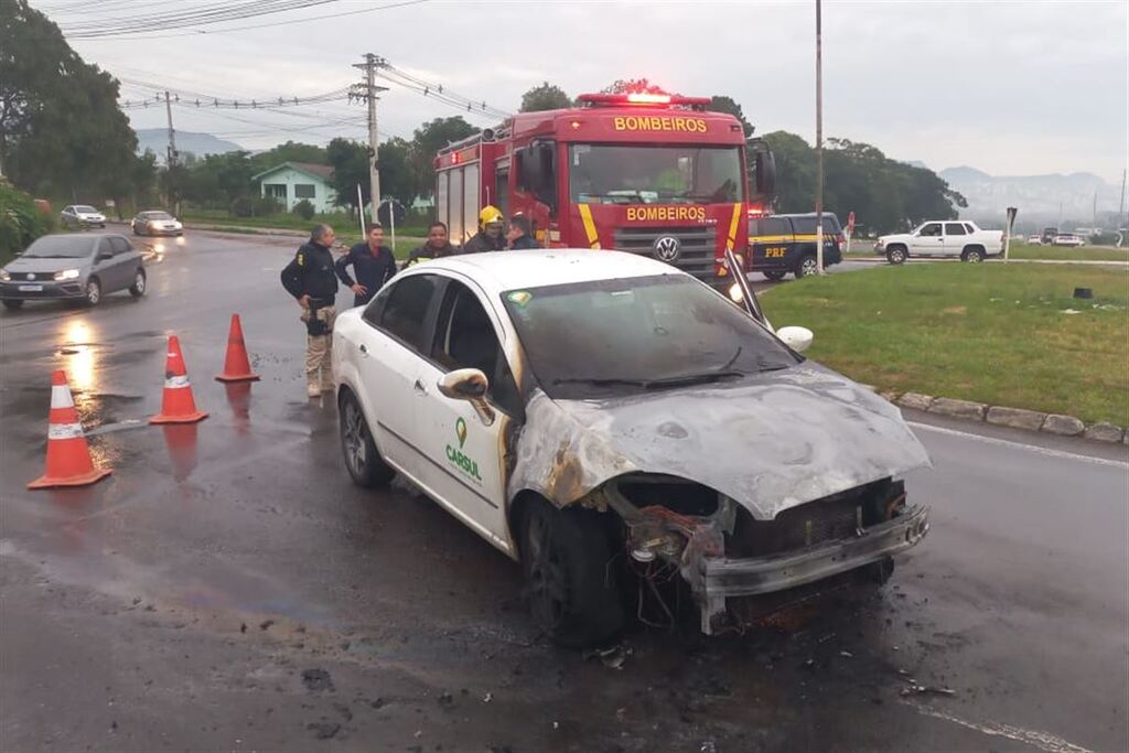 Vídeo: carro de aplicativo pega fogo na BR-158 em Santa Maria