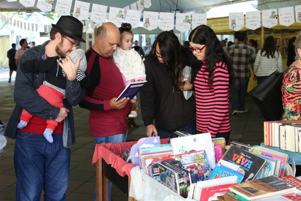 Em dois dias, Feira do Livro tem mais de 5 mil livros vendidos