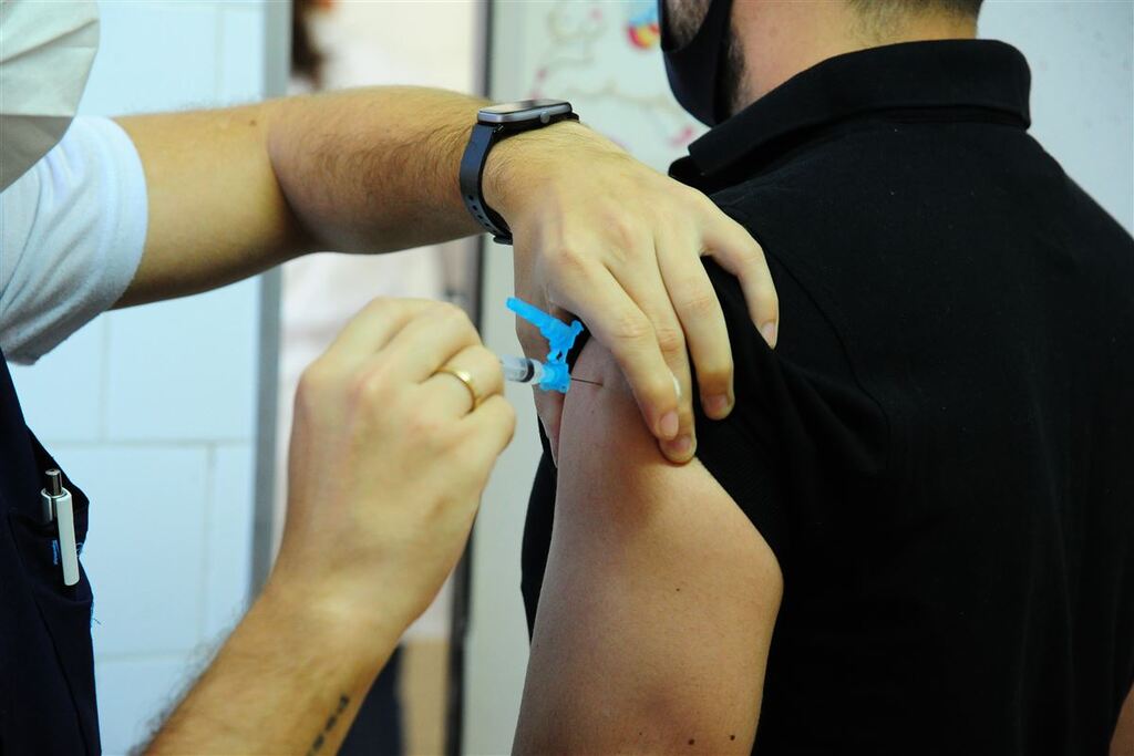 Segunda-feira começa com três ações de vacinação contra a Covid-19