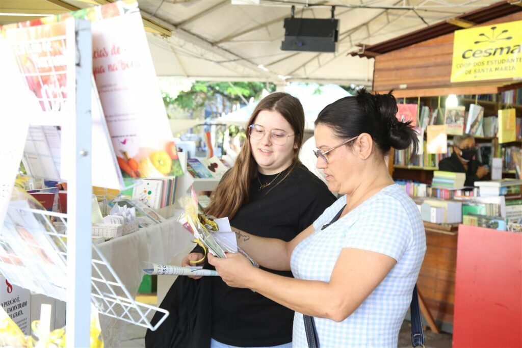 Mães e filhos vão às compras no Dia delas na Feira do Livro