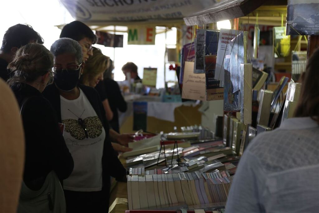 Fim de semana de Feira do Livro tem movimento intenso na praça