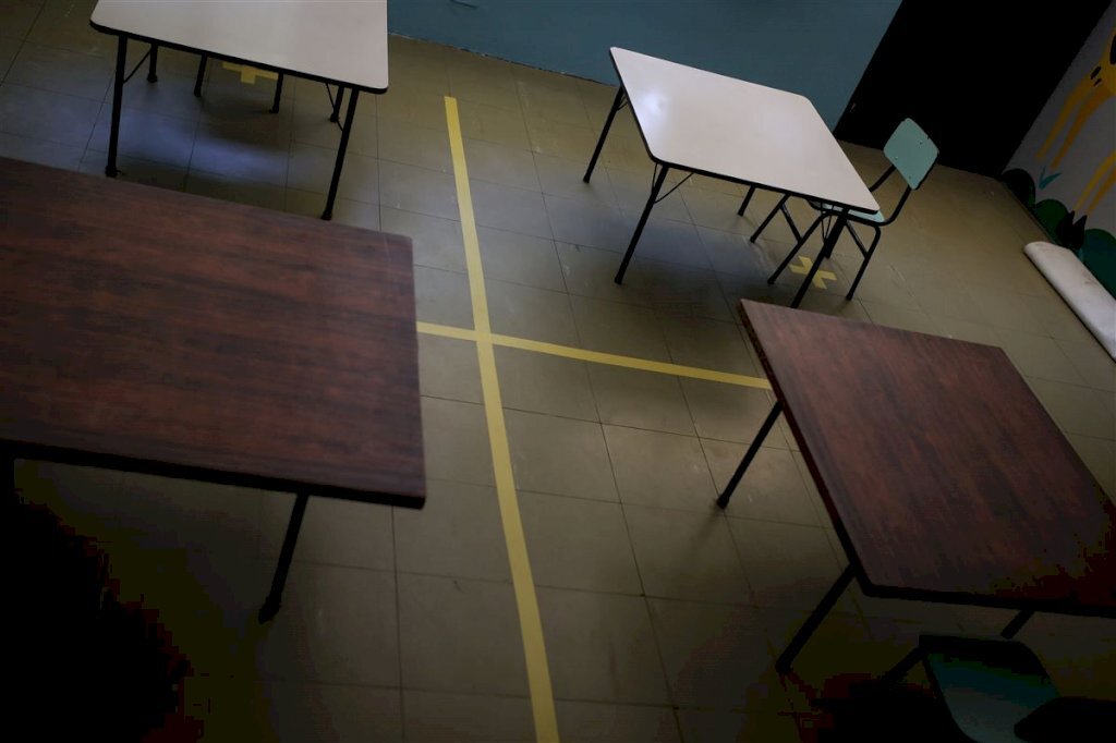 Salas de aula da EMEI Casa da Criança são isoladas por causa de infiltrações e goteiras