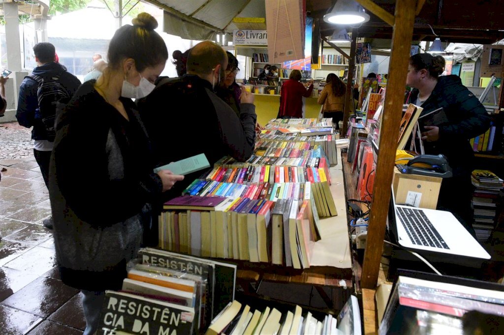 Mesmo com chuva, público vai às bancas no 4º dia de Feira do Livro