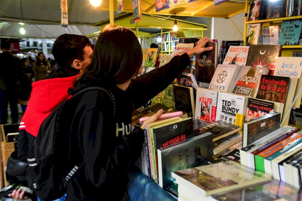 Domingo foi marcado de movimento e boas vendas na 49º edição da Feira do Livro