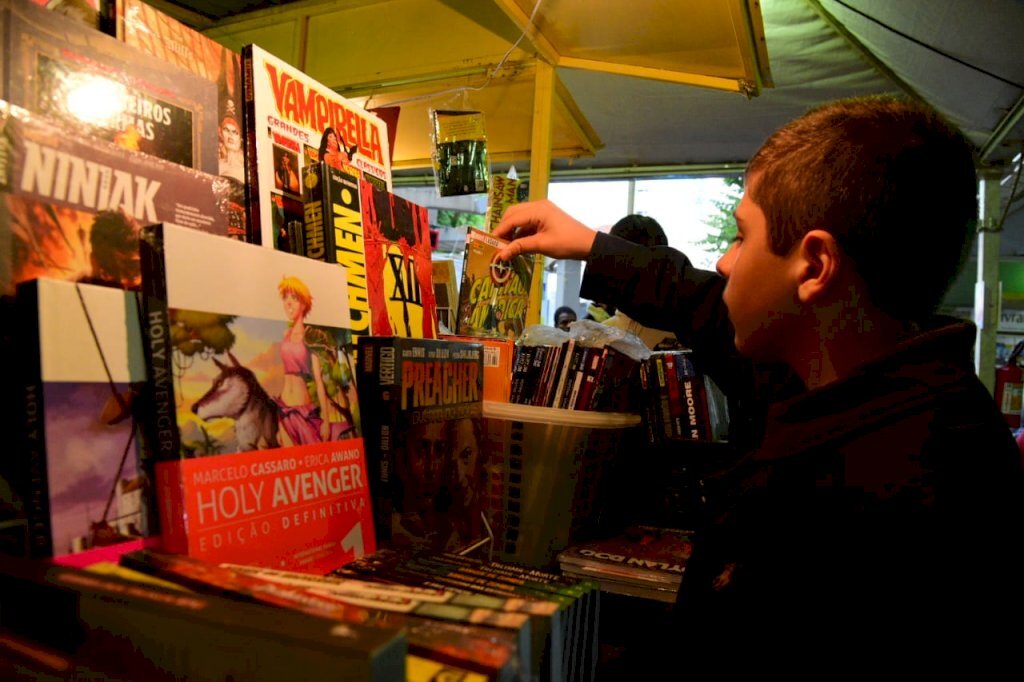 Com a praça animada, primeiro sábado de Feira do Livro teve lançamento de 10 livros