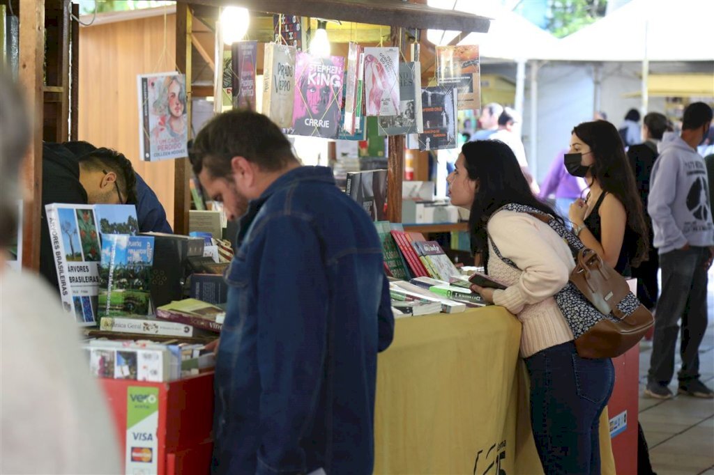 Público já marca presença e movimenta as primeiras horas da Feira do Livro