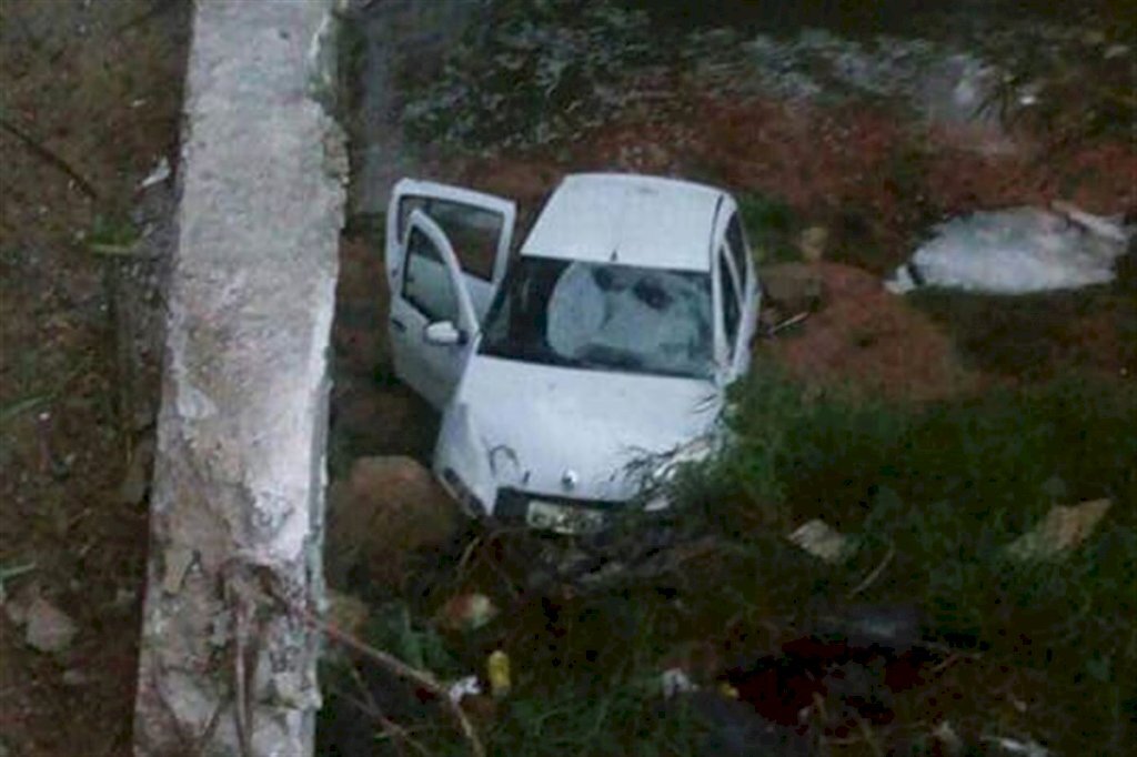 Carro cai no Arroio Cadena ao despencar de ponte na Vila Renascença