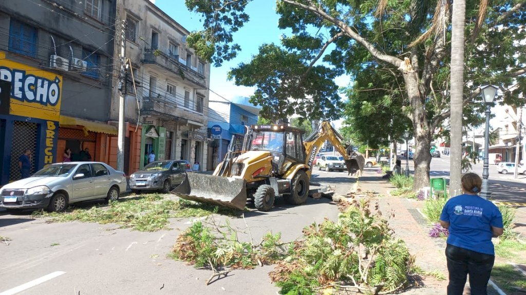 Motorista desvia de árvore em queda e atropela pedestre no centro de Santa Maria