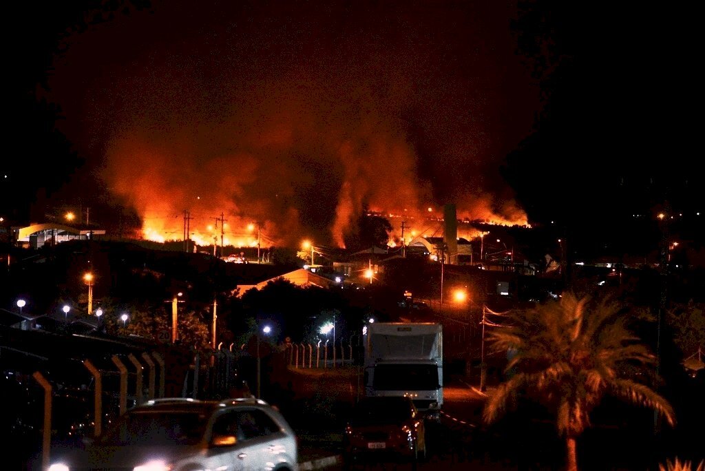 Incêndio de grandes proporções assusta moradores do Bairro Cerrito