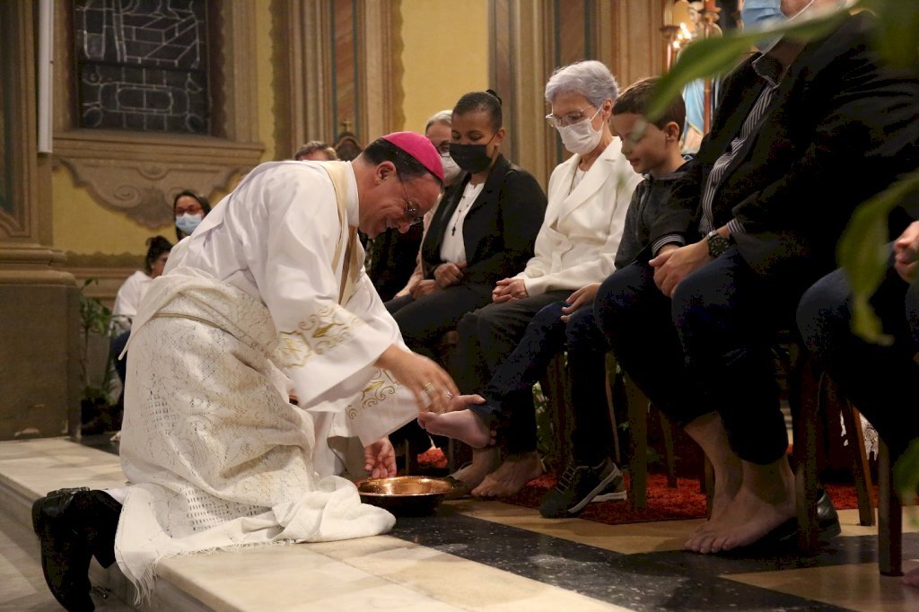 Após dois anos, ritual do Lava-Pés é retomado nas igrejas católicas