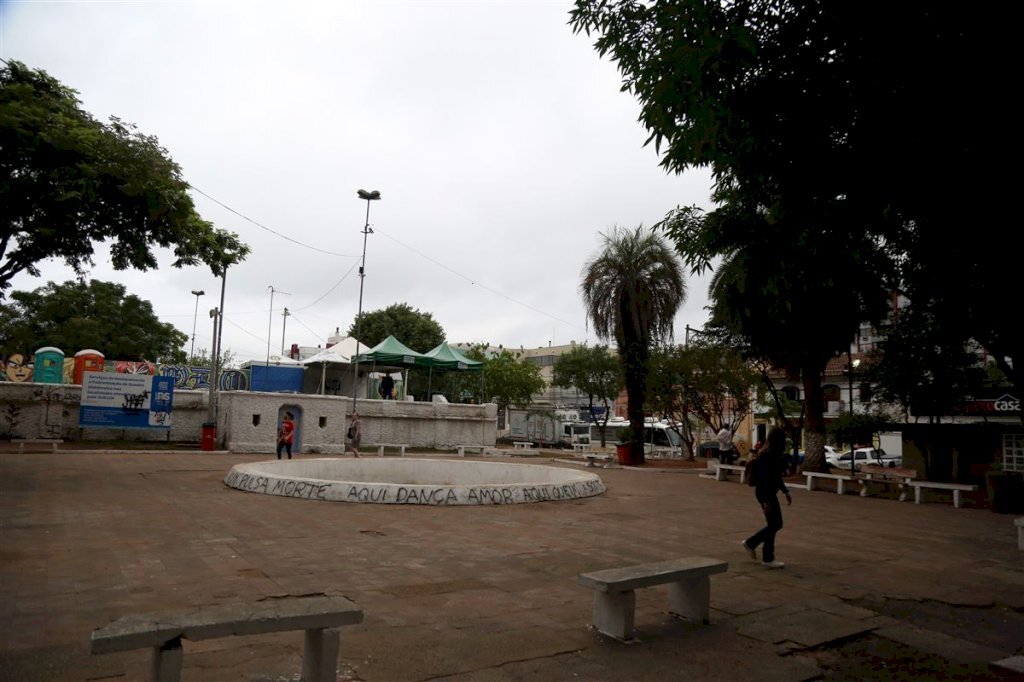 Tradicional festa de universitários na Praça Saturnino de Brito ainda divide opiniões