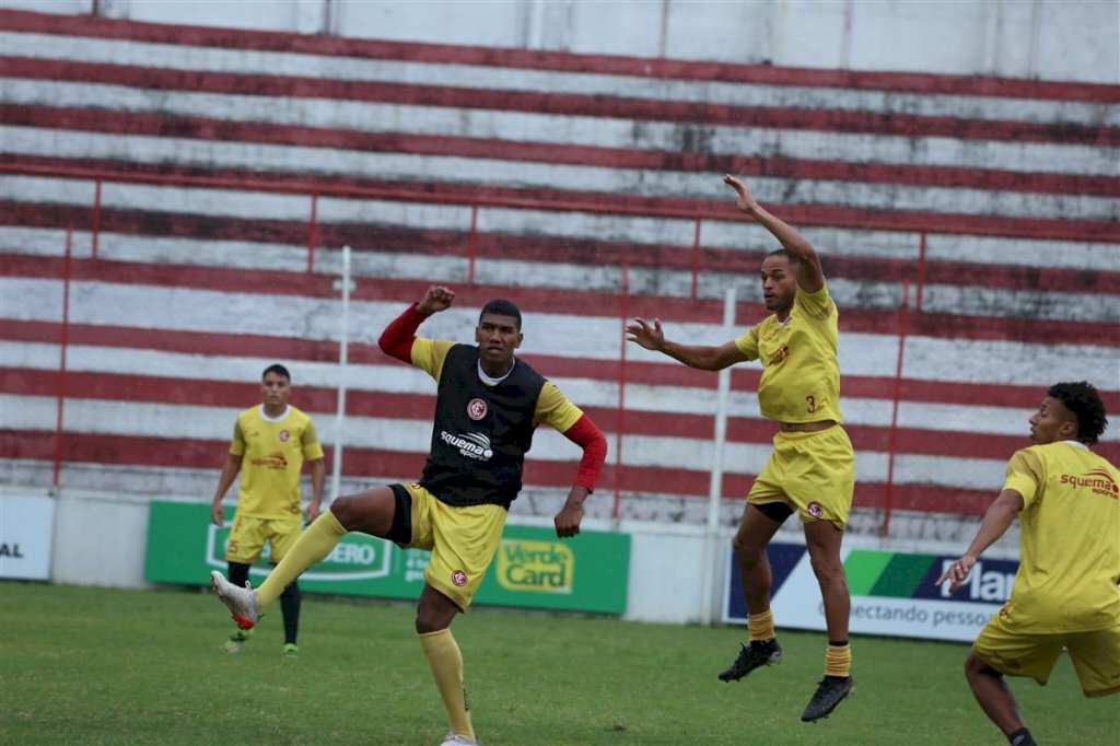 Técnico do Inter-SM realiza testes para encarar o Pelotas