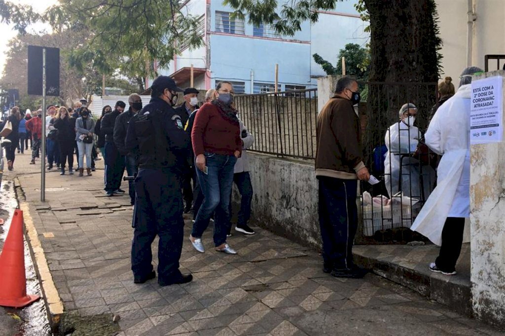 VÍDEO: fila de idosos mostra grande procura para colocar em dia segunda dose da vacina