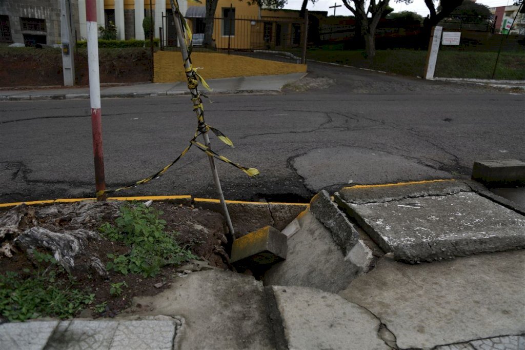 VÍDEO: Moradores reclamam de perigo causado por buraco na Rua Heitor Campos