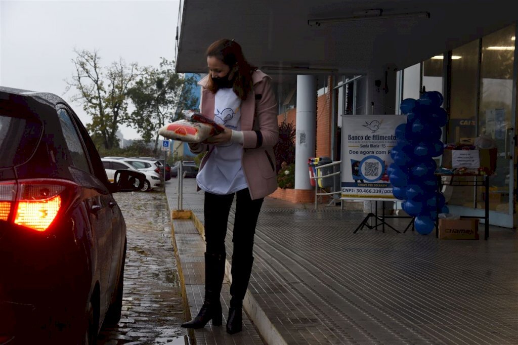 VÍDEO: Centro de Tecnologia da UFSM arrecada doações em drive-thru