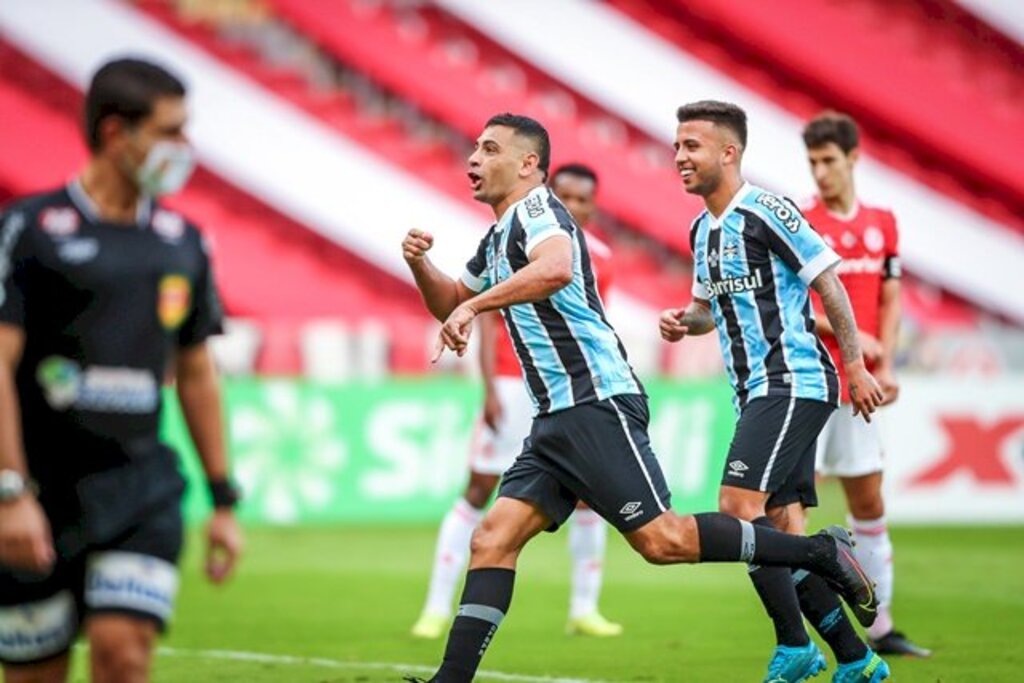 De virada, Grêmio vence o Inter no Beira-Rio por 2 a 1