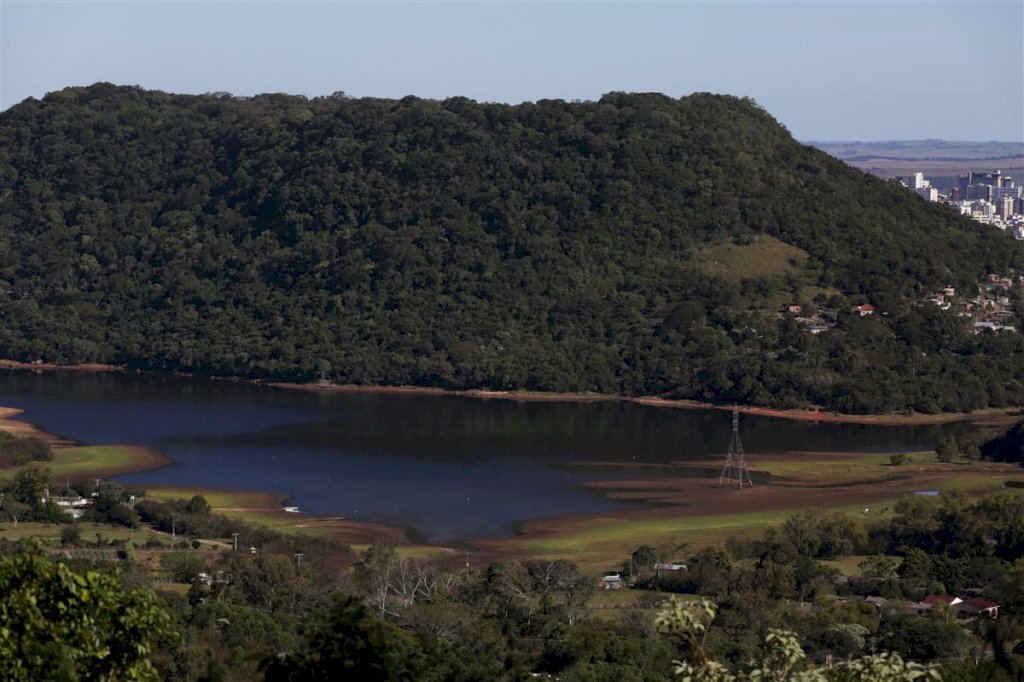 VÍDEO: com abril mais seco em 30 anos, barragens ficam abaixo do nível