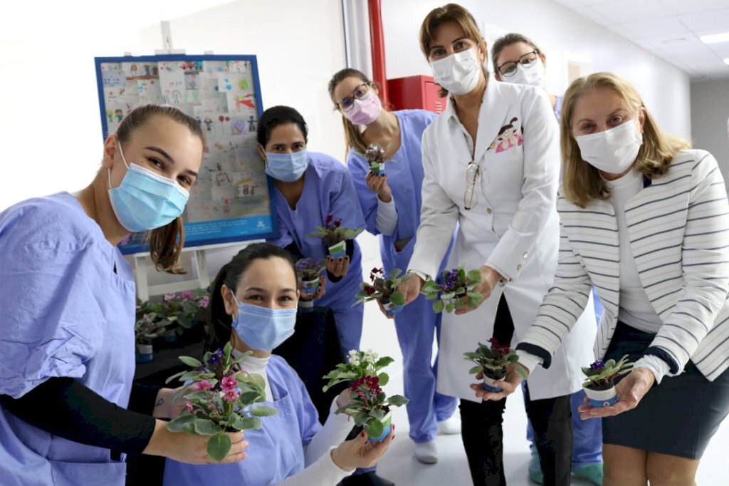 VÍDEO: Colégio Marista Santa Maria entrega obras de arte e flores a funcionários do Husm