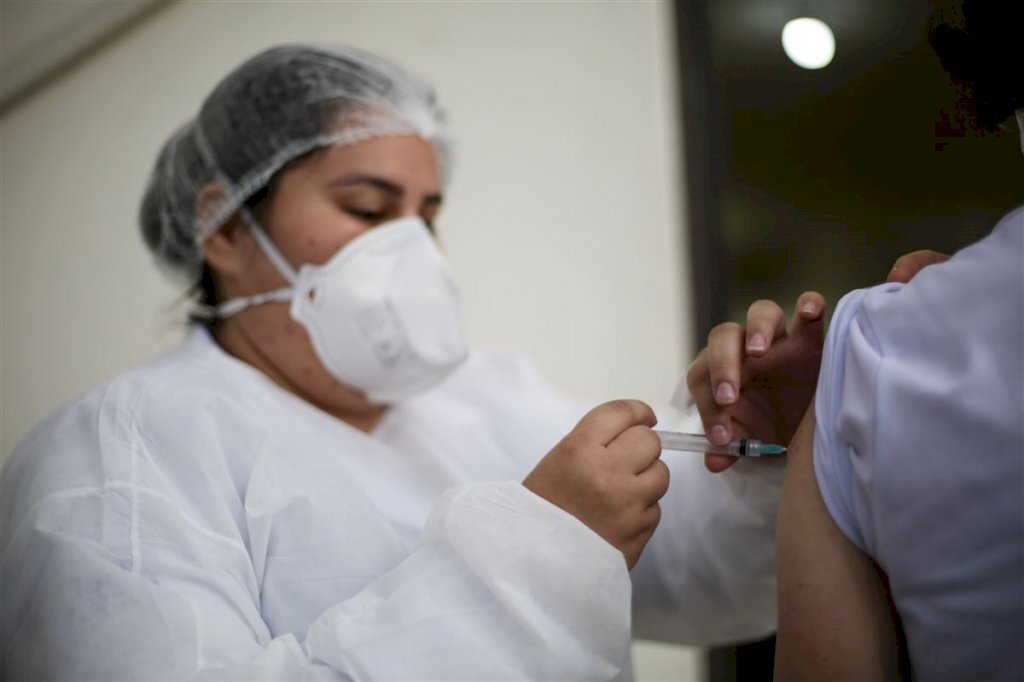 Vacinação da gripe para idosos e professores começa nesta terça