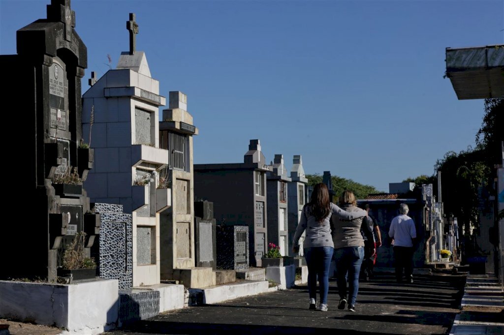 Visitas a cemitérios municipais podem ser feitas por meio de agendamento