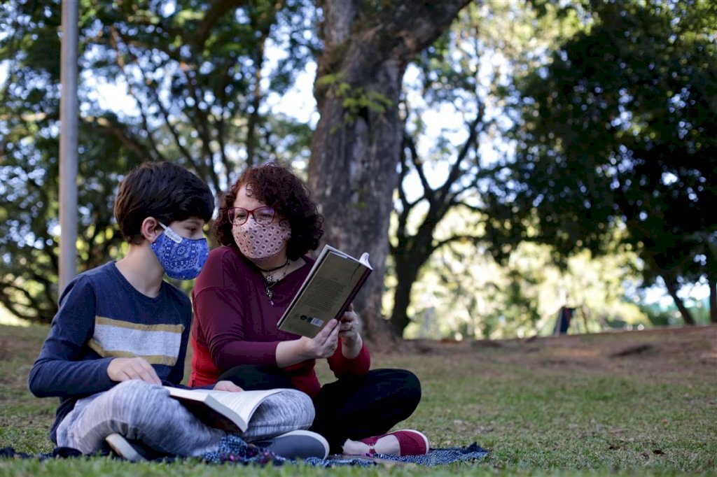 VÍDEO + FOTOS: mãe e filho compartilham paixão por ler e criar histórias