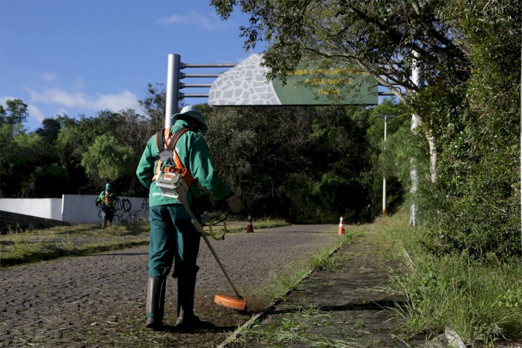 Prefeituras de Santa Maria e Itaara fazem limpeza na estrada do Perau