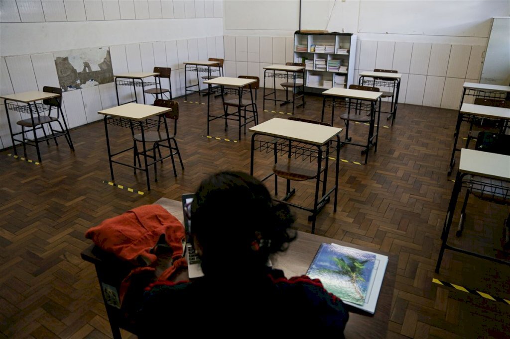 VÍDEO: no primeiro dia de aula presencial, poucas crianças vão à escola