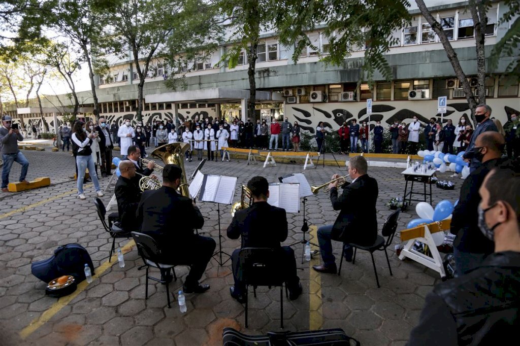 VÍDEO: no aniversário do Husm, orquestra surpreende profissionais da saúde e pacientes