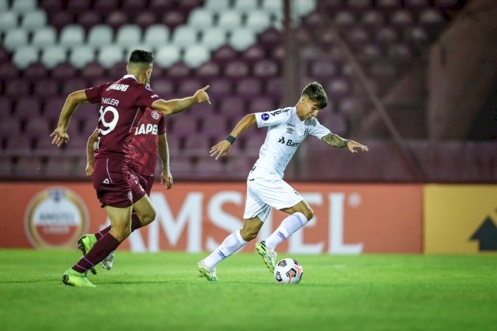 Grêmio vence o Lanús por 2 a 1 na Argentina e lidera o Grupo H da Copa Sul-Americana