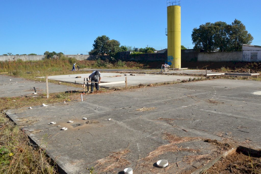 Assinada ordem de serviço para reinício das obras de creche em Camobi