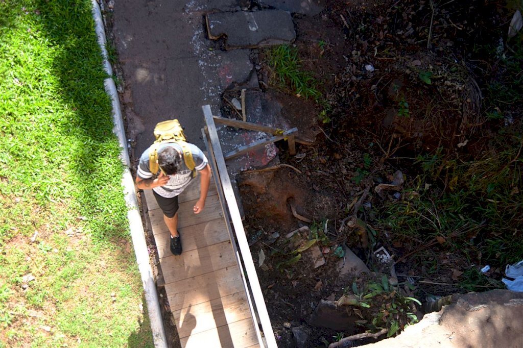 Vídeo: cratera na pista de caminhada do Parque Itaimbé está cada vez maior