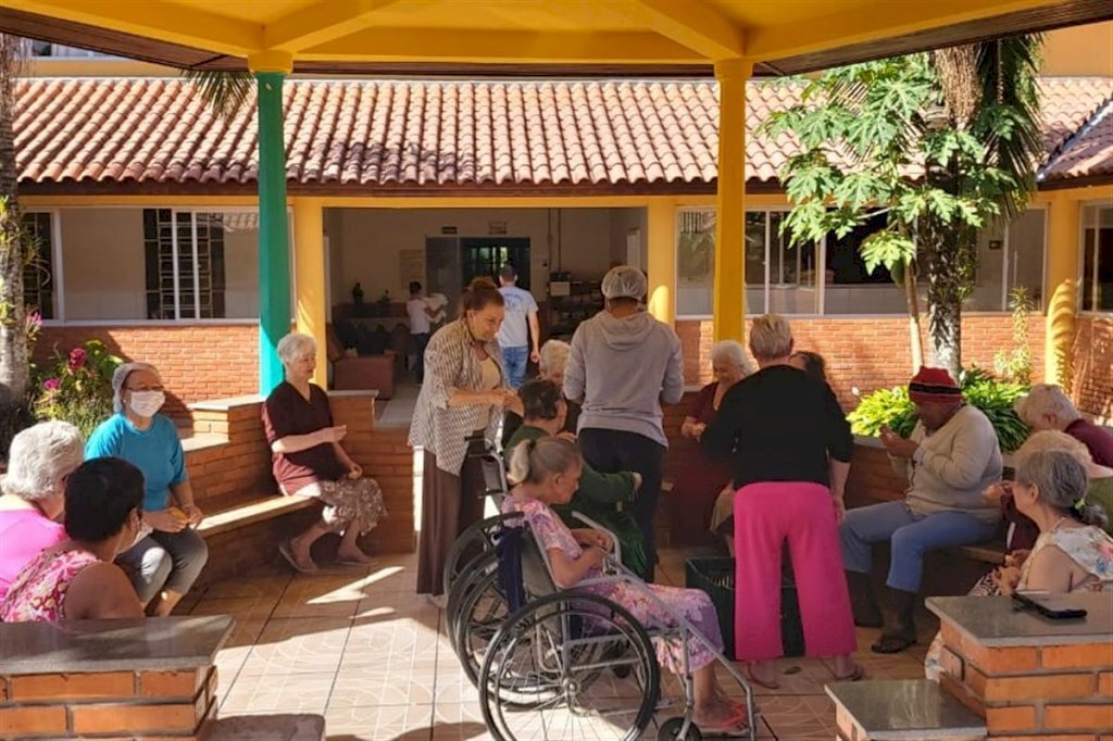 Idosas têm ‘Berga Day’ com 100 kg de bergamotas no Lar das Vovozinhas