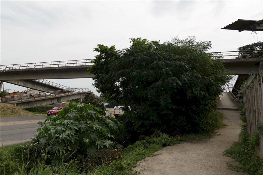 Descaso com a passarela da Urlândia é o principal motivo para pouca circulação dos pedestres