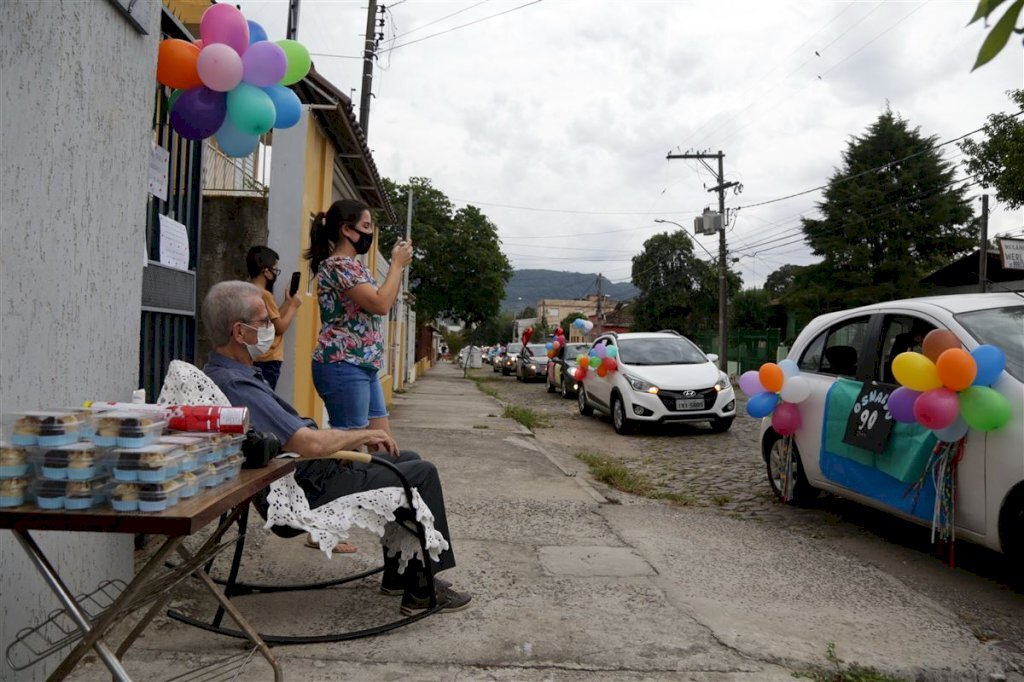 Idoso completa 90 anos com aniversário surpresa em drive-thru