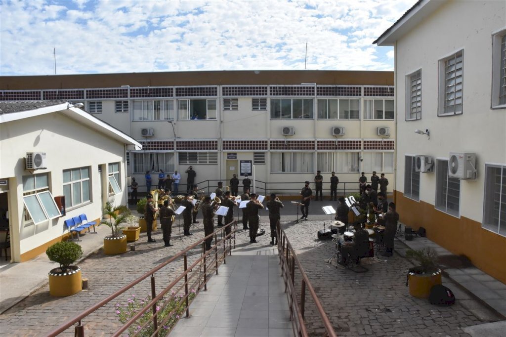 VÍDEO: banda do Exército leva alegria para pacientes e trabalhadores de hospital