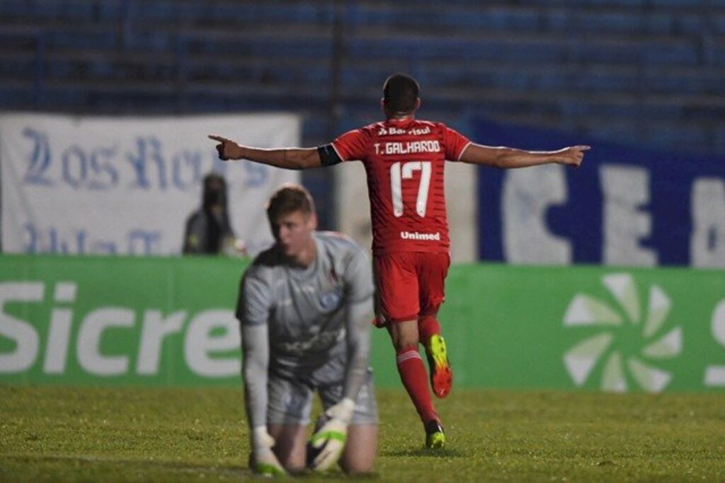 Com três gols de Thiago Galhardo, Inter goleia o Aimoré por 6 a 1