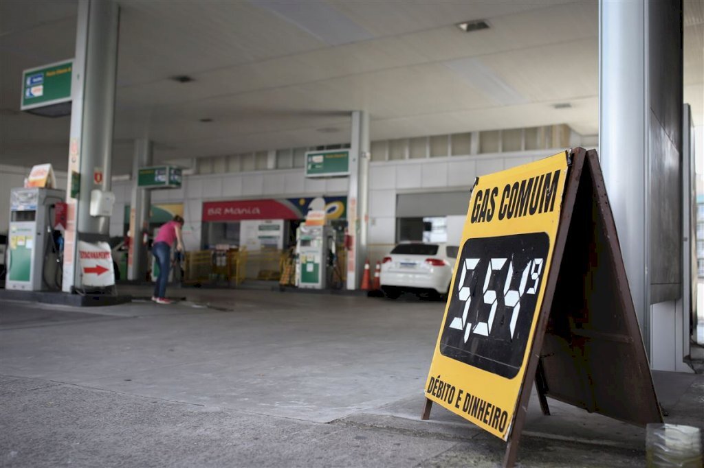 Preço da gasolina baixa e custa em média R$ 5,74 na cidade