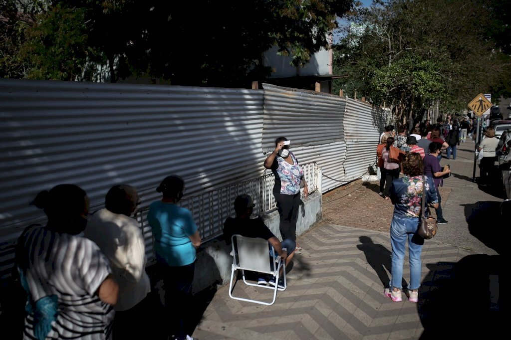 VÍDEO: idosos fazem fila para recuperar segunda dose da vacina da Covid-19