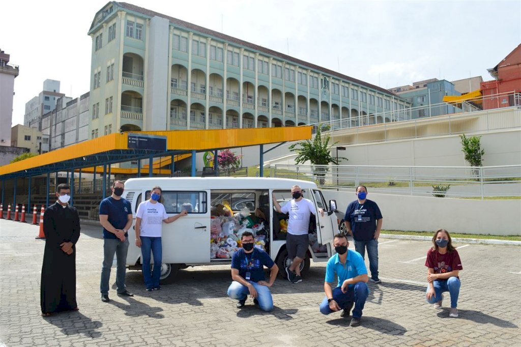 Drive-thru do Colégio Marista arrecada cerca de 60 cestas básicas