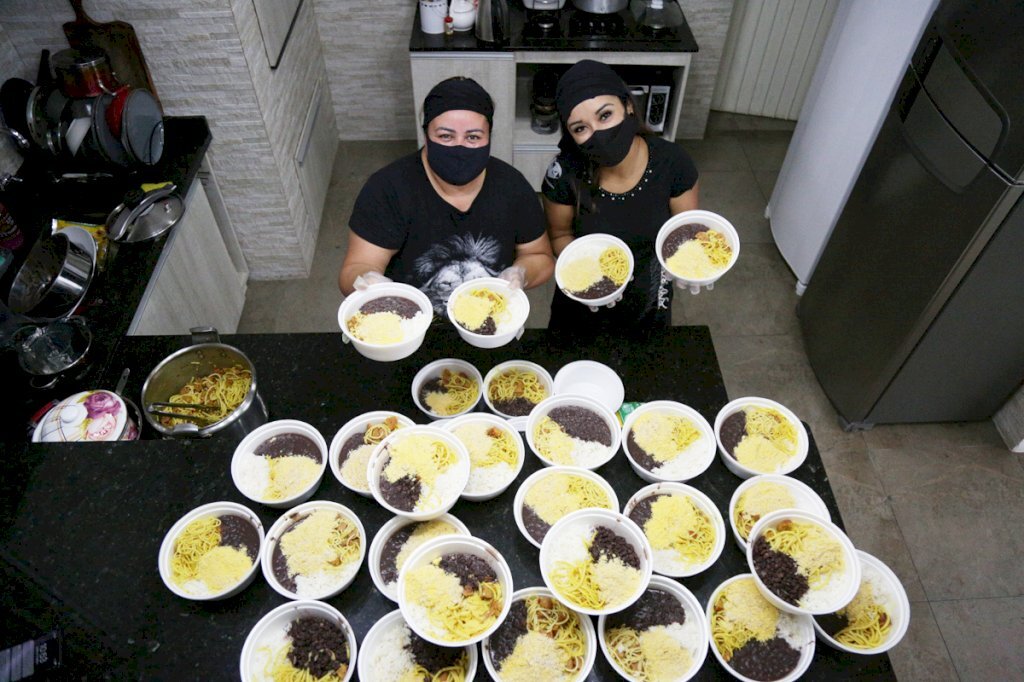 Moradores do Bairro Santos contam com ação solidária de entrega de marmitas