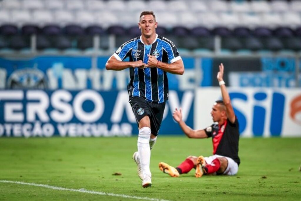 Com o time reserva, Grêmio bate o Atlético-GO por 2 a 1