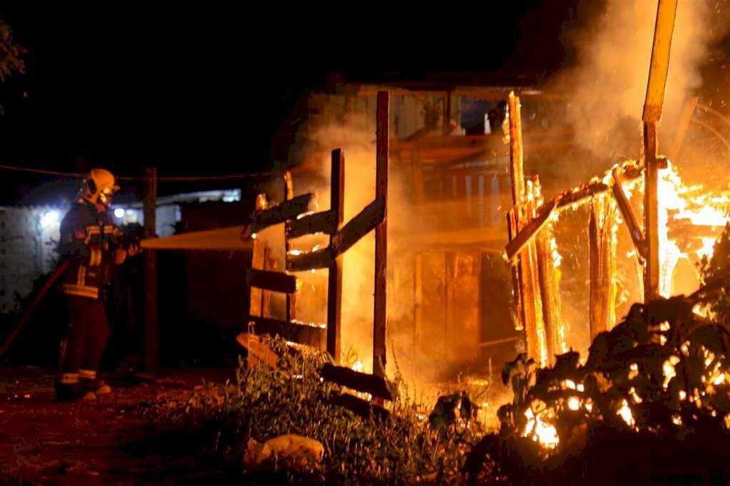 Casa é consumida por incêndio no Beco do Guarani