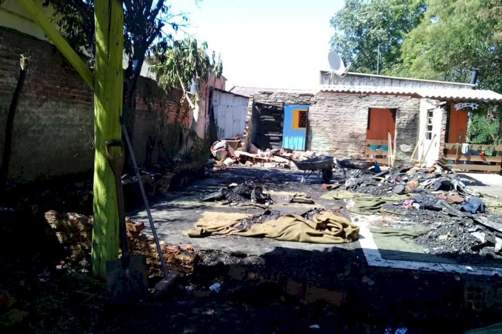 Família de São Gabriel tem casa destruída por incêndio